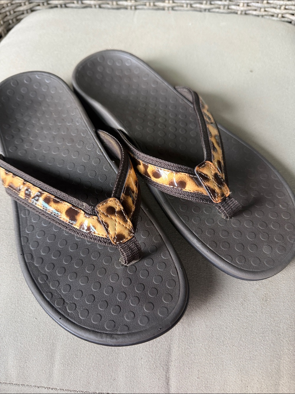 Vionic Tide II Orthtic Black Flip-Flop Sandals with Leopard-Print Straps